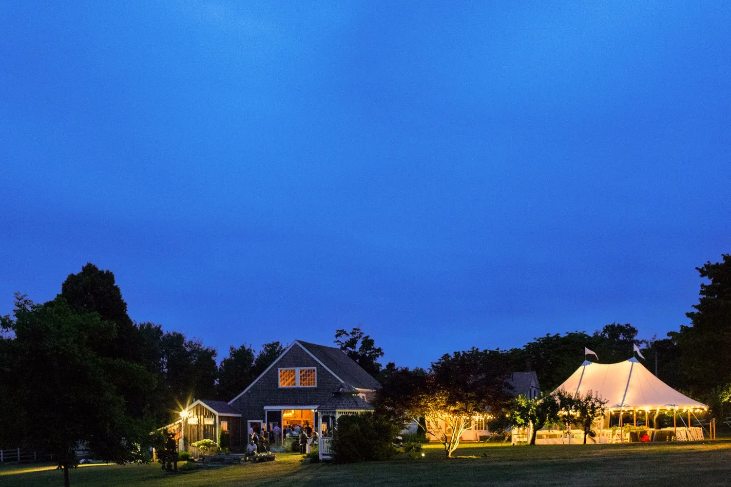 24 Amazing Farm Wedding Venues Near Boston 17 Candid wedding moment in Boston, MA