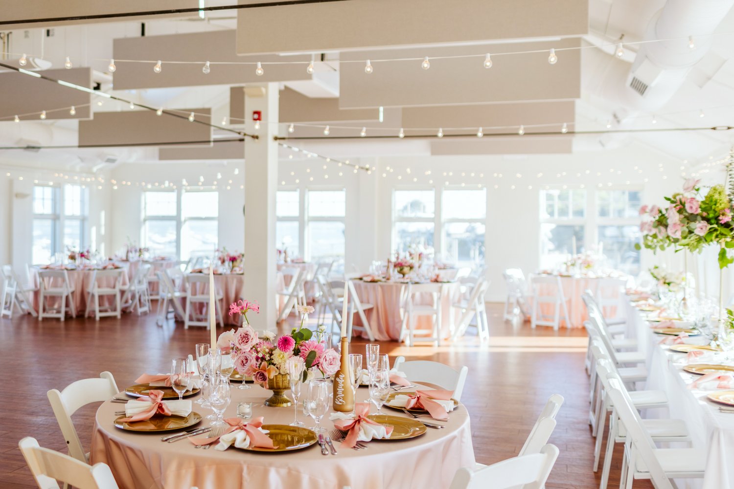 Boston Wedding Florists: 2025’s Comprehensive Guide for Your Big Day 11 Candid wedding moment in Boston, MA